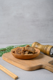 桌面上的盘子里的美味可口的红糖姜