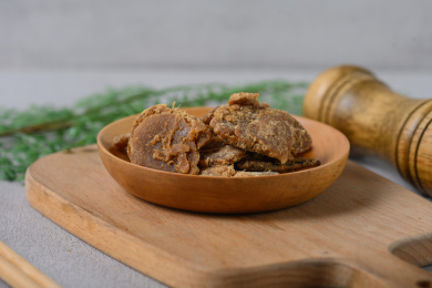 桌面上的盘子里的美味可口的红糖姜