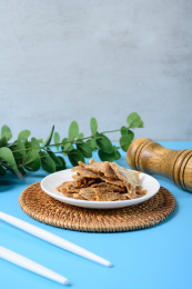 桌面上的盘子里的美味可口的红糖姜