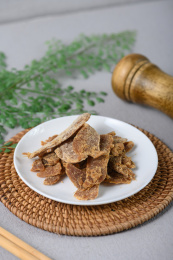 桌面上的盘子里的美味可口的红糖姜