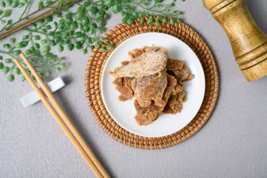 桌面上的盘子里的美味可口的红糖姜