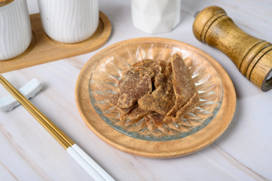 桌面上的盘子里的美味可口的红糖姜