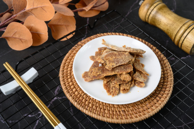 桌面上的盘子里的美味可口的红糖姜