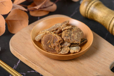 桌面上的盘子里的美味可口的红糖姜