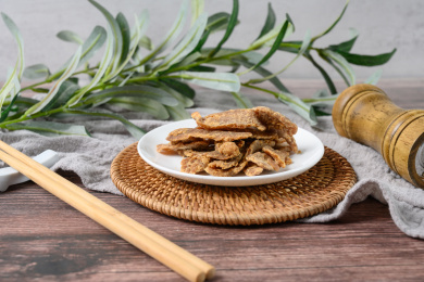 桌面上的盘子里的美味可口的红糖姜