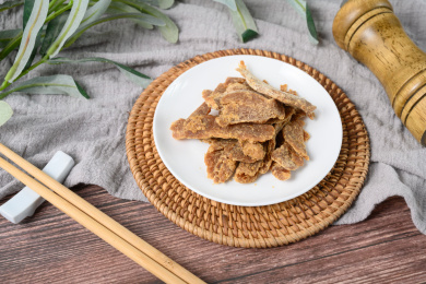 桌面上的盘子里的美味可口的红糖姜