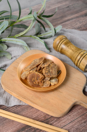 桌面上的盘子里的美味可口的红糖姜