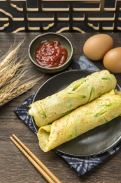 一盘西葫鸡蛋饼摆放在木桌面上