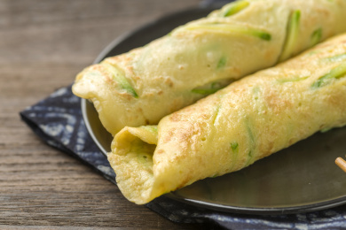 一盘西葫鸡蛋饼摆放在木桌面上