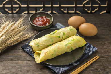 一盘西葫鸡蛋饼摆放在木桌面上