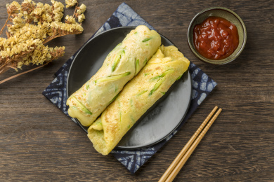 一盘西葫鸡蛋饼摆放在木桌面上