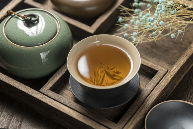 一杯盖碗茶与紫铜香炉摆放在木托盘中
