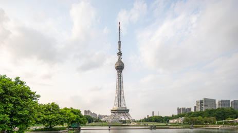 中国广东佛山电视塔和文华公园城市天际线