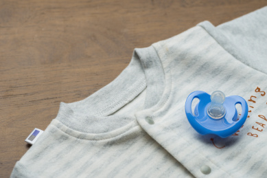 安抚奶嘴和柔软舒适的婴幼儿服装