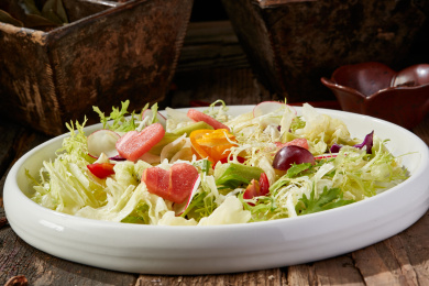 白色圆瓷盘装的芙蓉富贵拌时蔬