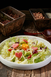 白色圆瓷盘装的芙蓉富贵拌时蔬