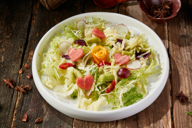 白色圆瓷盘装的芙蓉富贵拌时蔬