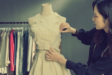 服装设计师进行立体剪裁