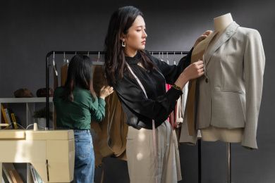 工作中的服装设计师