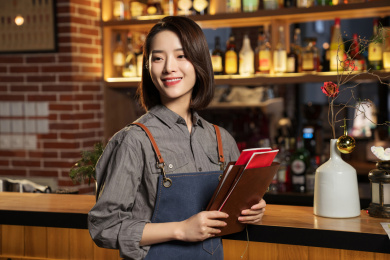 拿着菜单的餐吧女服务员