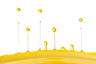 金黄的油滴弹起的瞬间素材