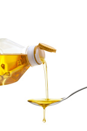 倒油到勺子上的特写素材