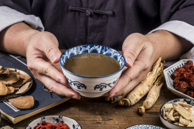 一碗煎制好的中药