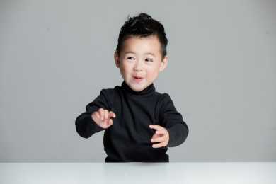 坐在桌旁搞怪的男宝