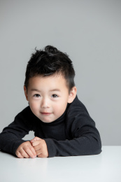桌子上搞怪的男孩