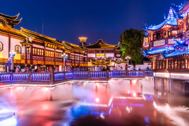 中国上海豫园商城的园林古建筑夜景