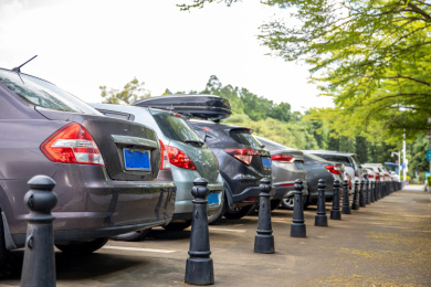 泊满车辆的停车场