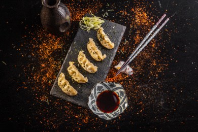 黑石板上有几粒煎饺