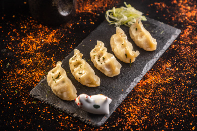黑石板上有几粒煎饺