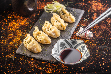 黑石板上有几粒煎饺