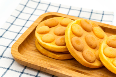 白色背景港式鸡蛋仔