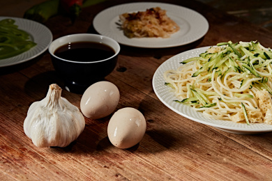 圆盘里丰盛搭配的担担面