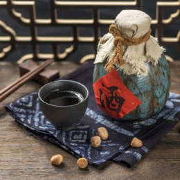 酒壶酒杯特写古窗棂木桌面背景