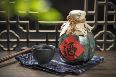 酒壶酒杯特写古窗棂木桌面背景