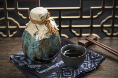 酒壶酒杯特写古窗棂木桌面背景