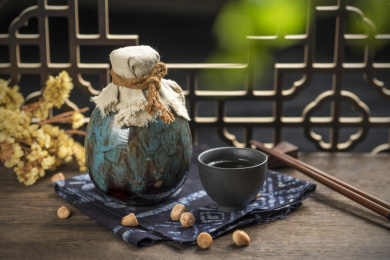 酒壶酒杯特写古窗棂木桌面背景