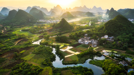 中国广西桂林阳朔翠屏五指山日落