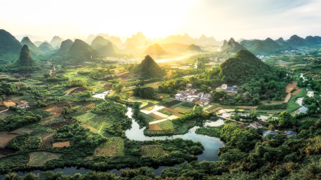 中国广西桂林阳朔翠屏五指山日落