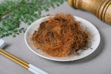 桌面上的盘子里的干爽清香的玉米须