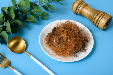 桌面上的盘子里的干爽清香的玉米须