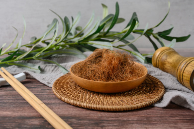 桌面上的盘子里的干爽清香的玉米须