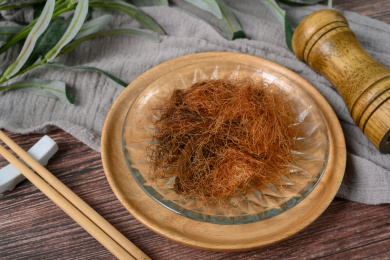 桌面上的盘子里的干爽清香的玉米须