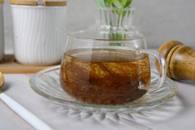 桌面上的盘子里的甘甜可口的玉米须茶