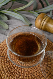 桌面上的盘子里的甘甜可口的玉米须茶