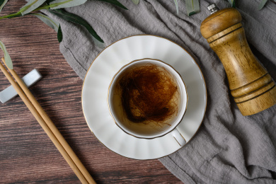 桌面上的盘子里的甘甜可口的玉米须茶