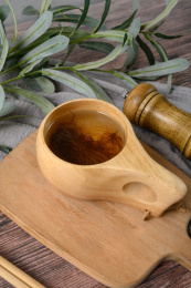 桌面上的盘子里的甘甜可口的玉米须茶